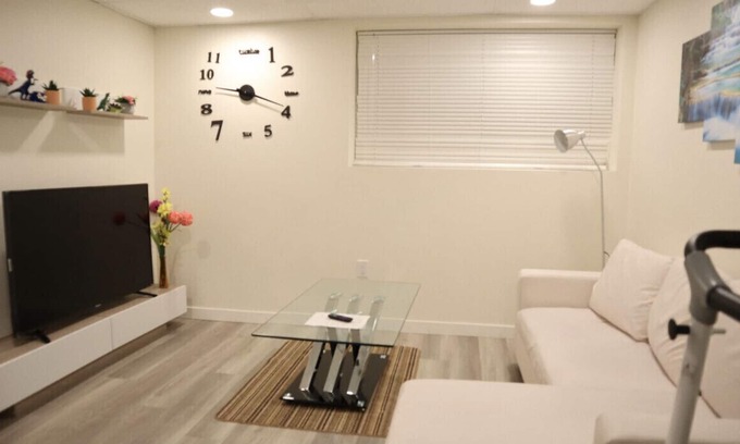 East Kildonan House | Modernized and spacious suite