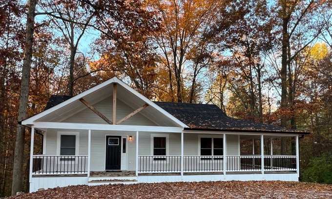 Nineveh House | Modernly Appointed Lakehouse, Backs Up to the Woods, Sleeps 10, Full Kitchen