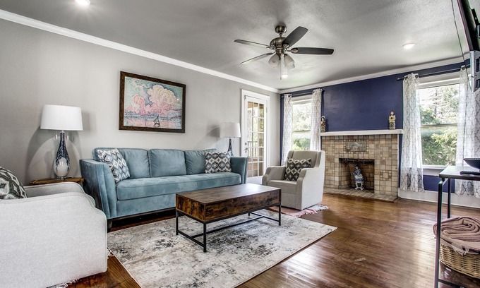 Uptown Apartment | Modernly renovated 2B apartment with impressionist art theme