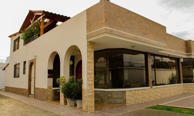 Ambato House | Moderno & Cálido Chalet con Amplia Área Verde