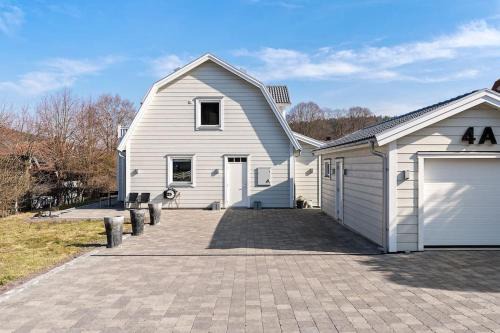 Partille Villa | Modernt hus med parkeringsplatser och trädgård