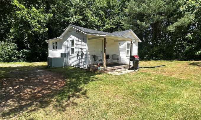 Yadkinville House | Modest comfortable home in Downtown Yadkinville