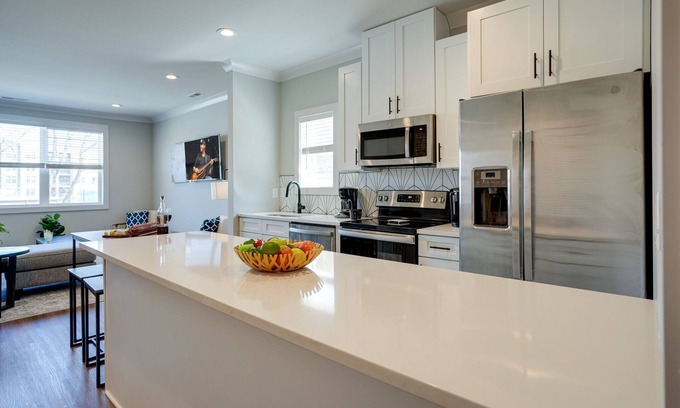 Melrose Cottage | Modest Melrose - 5 Mins to Broadway - Rooftop Deck
