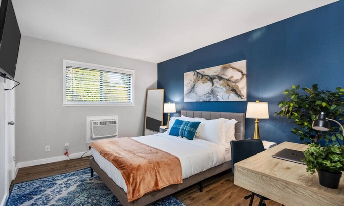Central Arlington Apartment | Modish 1BD:AT&T Walkable & In the heart of it ALL!
