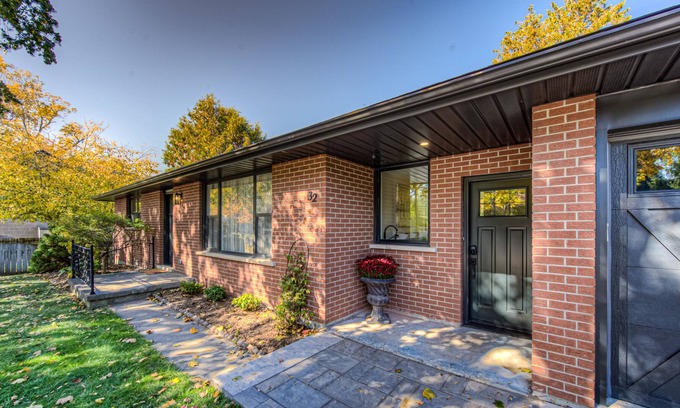 Elora House | Modish 2 bedroom retreat-one block from Elora's vibrant & bustling downtown core