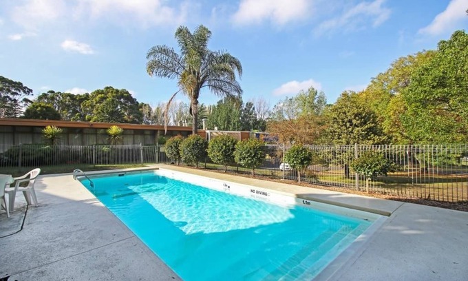 Newborough Hotel | Moe Parklands Motel
