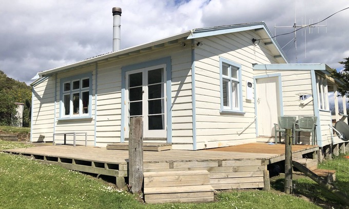 Moeraki House | Moeraki Cottage overlooking the ocean in the Moeraki Village