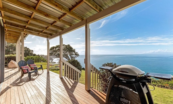 Onetangi House | Moeraki - Private walkway to Onetangi Beach - Modern 3 Bedroom Home with Onetangi Beach Access