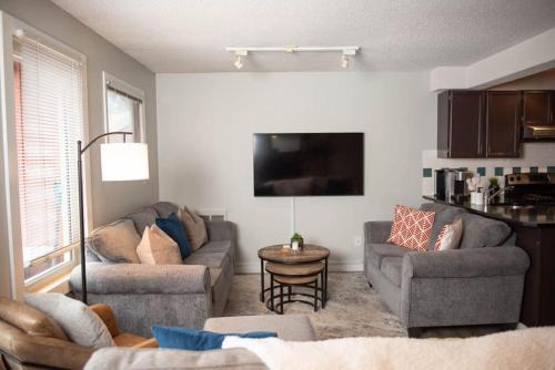 East Kootenay Apartment | Moguls, Lofted Ski in Ski Out with Hot Tub Access