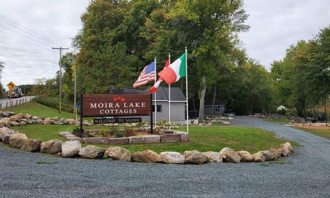 Centre Hastings Cabin | Moira Lake Cottages