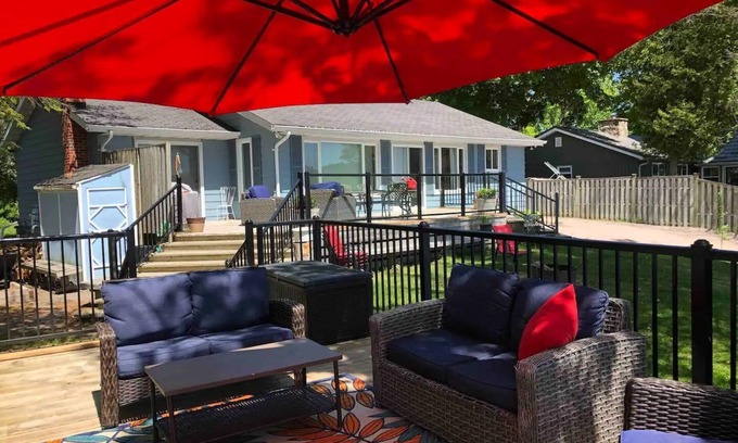 Centre Hastings House | Moira Lake - Lake Front Family Cottage - All Season Oasis