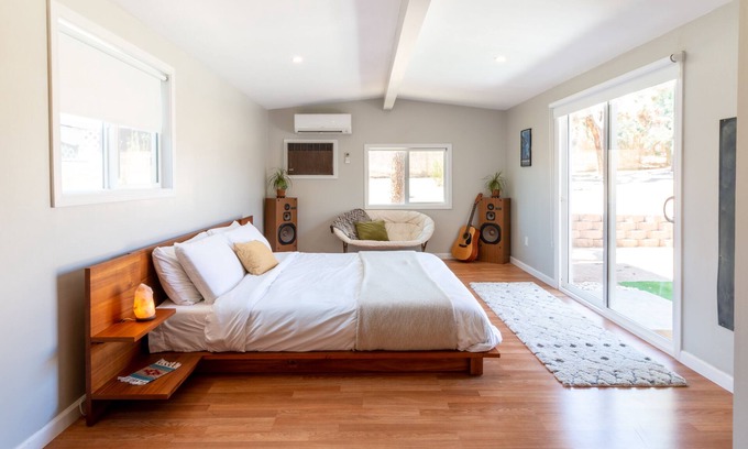 Joshua Tree House | Mojave Haven: Fast WiFi, New Heat/AC, Private Backyard in downtown Joshua Tree