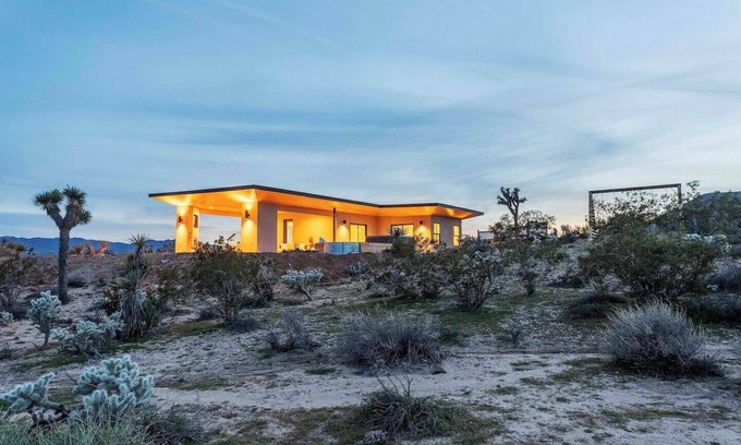 Yucca Valley House | Mojave Rosa - Cowboy Tub, Hot tub, New Fire Pit!