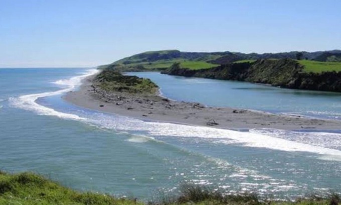 Awakino House | MOKAU 'Number One' Bach situated 5 minutes drive from Mokau 1 Briscoe st Awakino