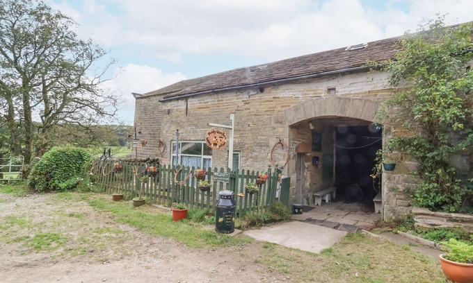 Oxenhope Cottage | MOLDY WARP BARN, pet friendly, character holiday cottage in Haworth