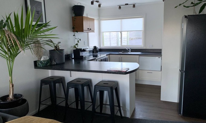New Plymouth Cottage | Molesworth Cottage - nCentral location & close to beach