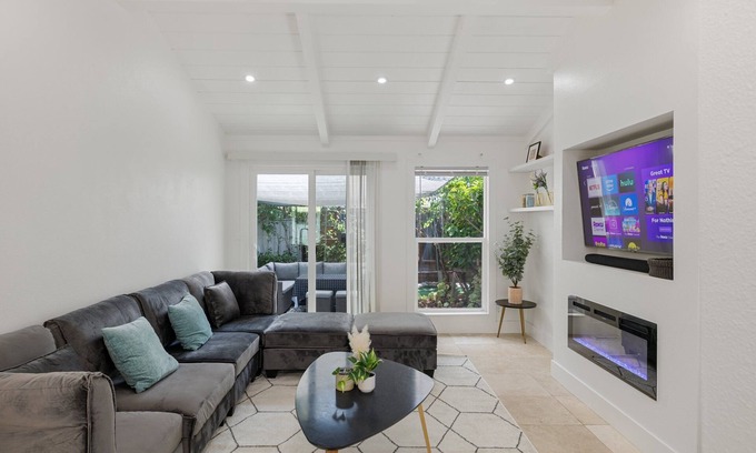 Cambrian House | Molivu Homes 3BR | NewRemodel | PetFriendly | Yard