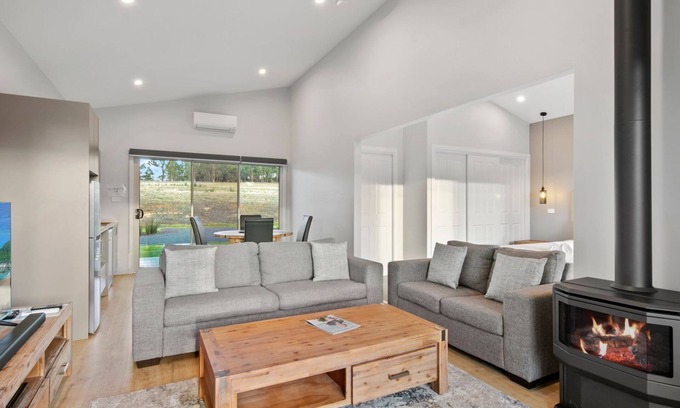 Lovedale Apartment | Molly Morgan Vineyard Villa Chardonnay. A Romantic Getaway for Two