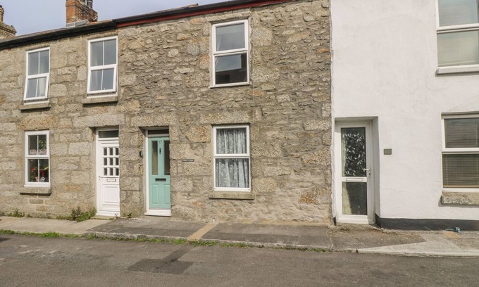 St Just Cottage | MOLLYS COTTAGE, pet friendly, country holiday cottage in St Just