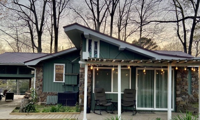 Pangburn Cabin | Mom and Pops Lodge: Nature's Retreat