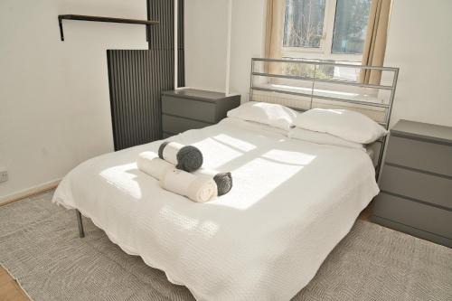 Swiss Cottage Apartment | Moments Made Here, Spacious Swiss Cottage with 4 Bedrooms, Sleeps 10, Free WiFi