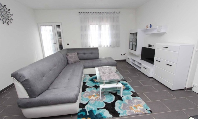 Borik Apartment | MONDELACO Three-Bedroom Apartment