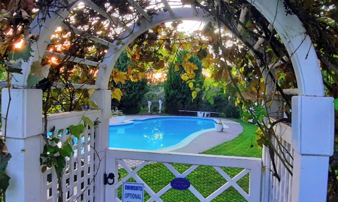 Philomont Bed & Breakfast | Monet HoneymoonSuite Elegant Lrg 2rm w/balcony in villa/Mountn~pasture-pool view