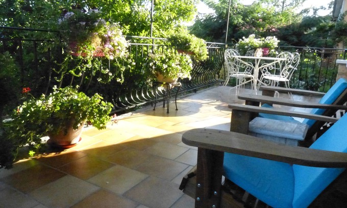 Sarlat-la-Caneda Apartment | Monet, luxury apartment in Sarlat. Ideal for couples. Free parking & WiFi