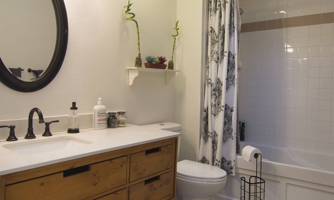 North Broadway - Holiday House | Monica’s Cheerful Retreat Townhouse