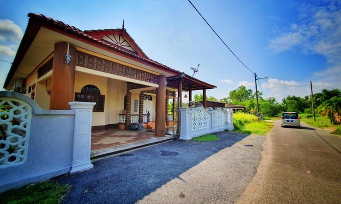 Marang House | Monie's Homestay Marang