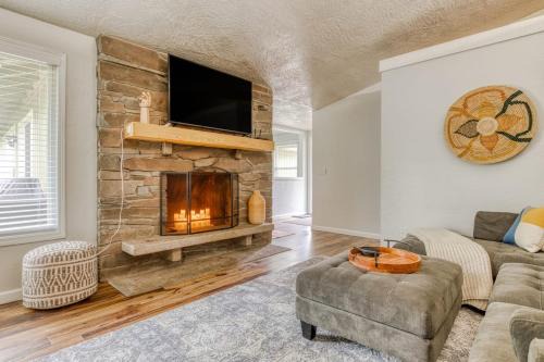 Monmouth House | Monmouth Family Retreat - Pet Friendly, Play Areas, Hot Tub, Game Room