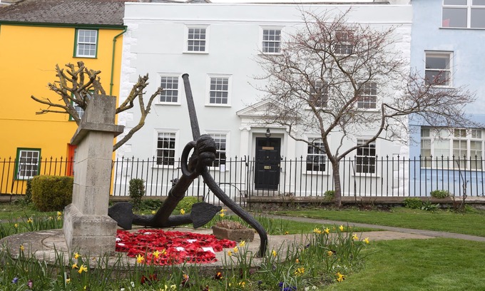 Lyme Regis House | Monmouth House Old Town Lyme Regis parking garden16 guests beach Pets Hot tub