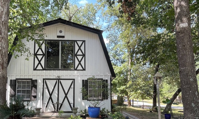 Panorama Village House | Monochrome Barndominium in Golf Course Community just off I-45