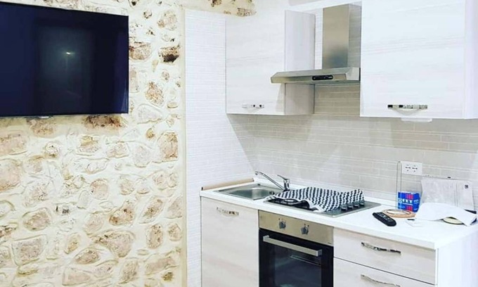 Fondi House | Monolocale Indipendente Nuovo Arredato nel Centro Storico di Fondi