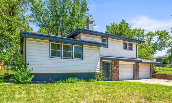 South Central Omaha House | Monroe. Quiet 4BR w/Huge Yard . Ideal for Crews & Families