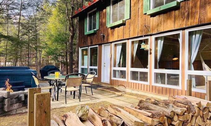 Orford Ski Chalet | Montagnard-SPA-Mont-Orford-SEPAQ-Wood fireplace
