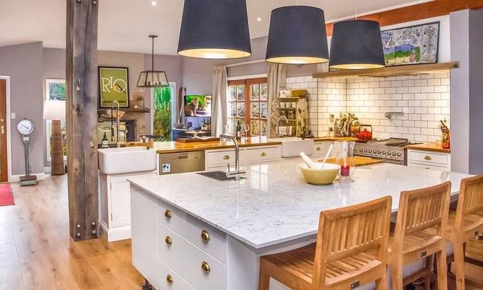 Cooma House | Montague Cottage - Your Cosy Snowy Mountains Family Retreat. Dog Friendly!