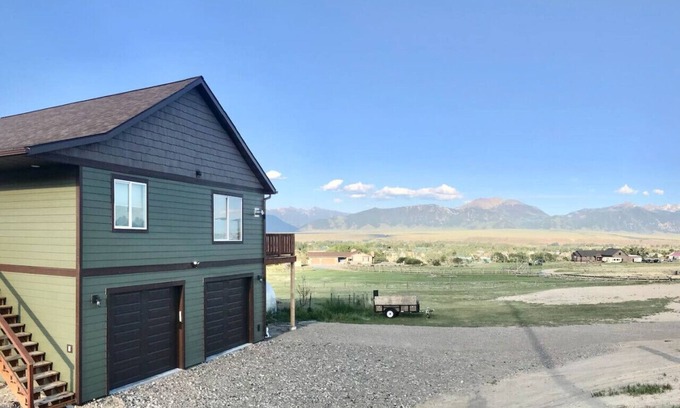 Ennis House | Montana Getaway with mountain views