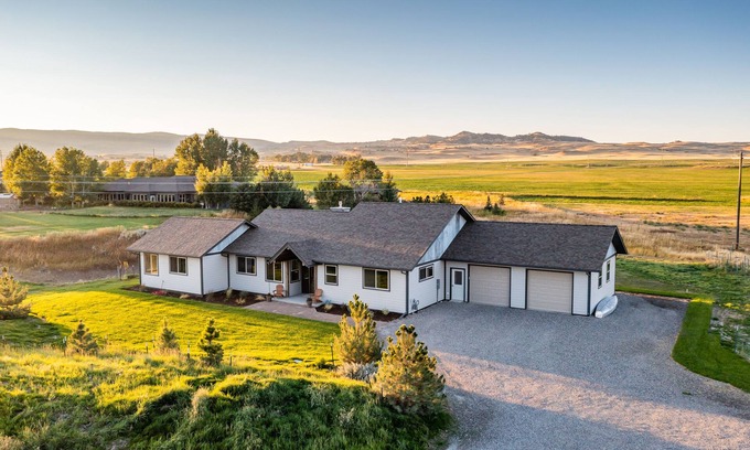 Livingston House | Montana Skies, Livingston, MT! Skiing/Fishing/Yellowstone!