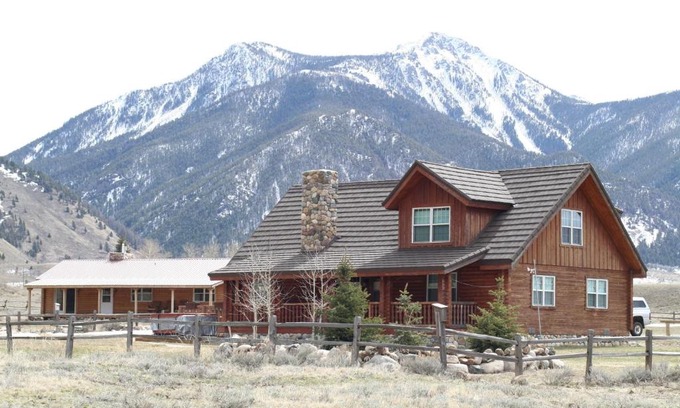 Cameron House | Montana Spirit Guest Lodge