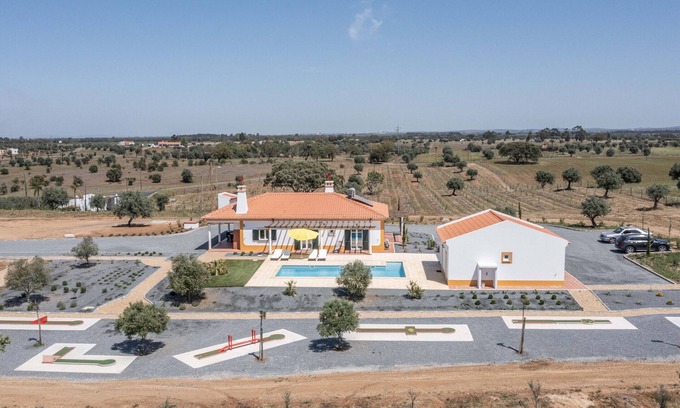 Ferreira do Alentejo Villa | Monte do Vale - quiet site with swimming pool, bikes, mini golf and table tennis