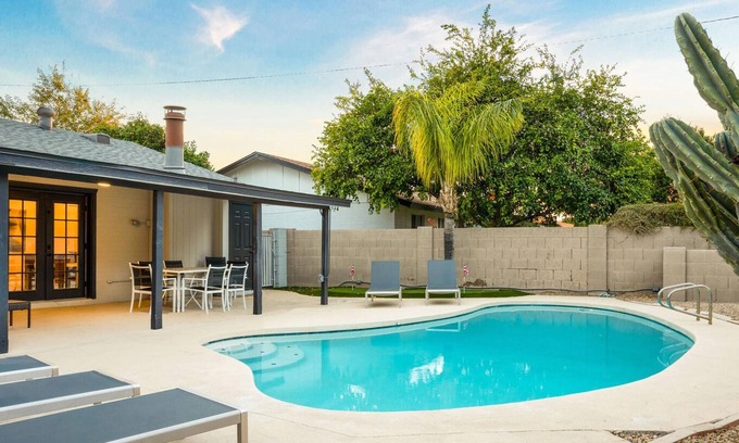 Cox Heights House | Monte Vista - Close to Old Town, Free Heated Pool, Putting Green, Pool Table