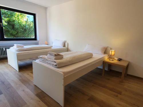 Straubing Apartment | Monteurs Wohnung mit 6 Einzelbetten, Küche, Parkplatz und Balkon