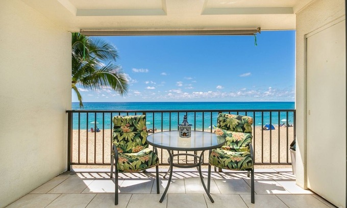 Makaha Condo | MONTH SPECIAL! AMAZING BEACHFRONT-FREE PKG,WiFi-POOL,HOT TUB,BBQ,BR PORTABLE AC!
