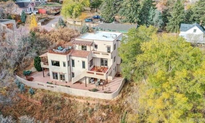 Manitou Springs Villa | Monthly (30+ days) Luxurious Santa Fe Retreat in Manitou Springs