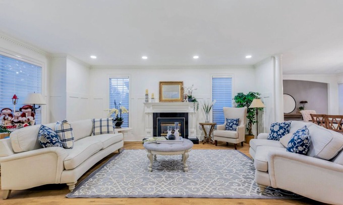 Richmond House | MONTHLY FURNISHED RENTAL & LUXURY HOUSE - 4 BED & 4.5 BATH & HOME THEATRE