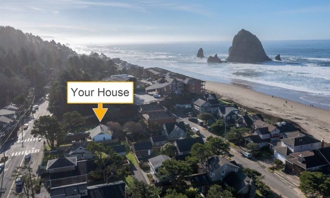 Downtown Cannon Beach House | Monthly Memories - 1 block to the beach!