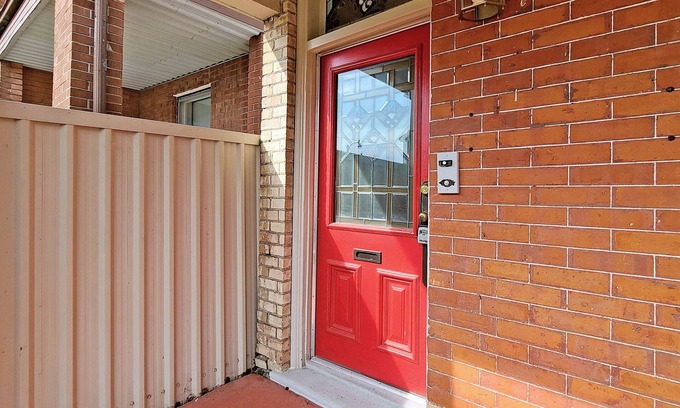 Palmerston House | Monthly Rental 2 Bdrm Main Floor Unit Walk to UofTn