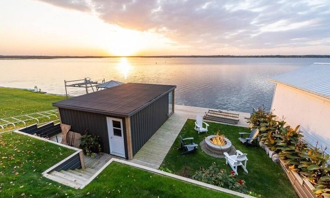 Lindsay Cottage | (Monthly rental only)Luxury Cottage Sturgeon Lake