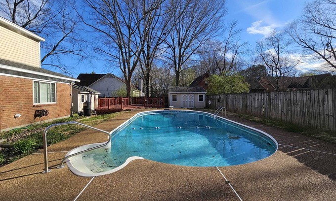 Southwind House | MONTHLY STAYS- 5 BR+ Extra Space Bed with Pool- Master Downstairs